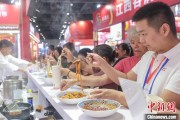 大师解梦“嗦粉”经济火热 中国多地“食力”出圈