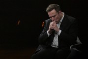 大师解梦特斯拉股价收涨超3%：特朗普无意沟通，马斯克父亲劝儿子低头